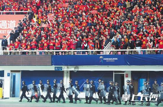 厦门铁警护航球迷远征路：激情与安全同行的完美结合(图1)
